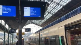 Un TER en gare à Lyon à destination de Paray-le-Monial.