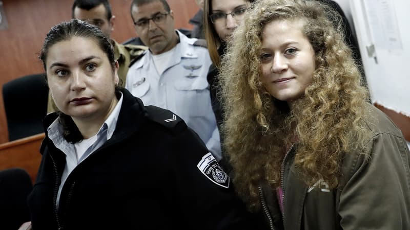 Ahed Tamimi arrive pour le début de son procès à la prison militaire d'Ofer, à Betunia, le 13 février 2018. 