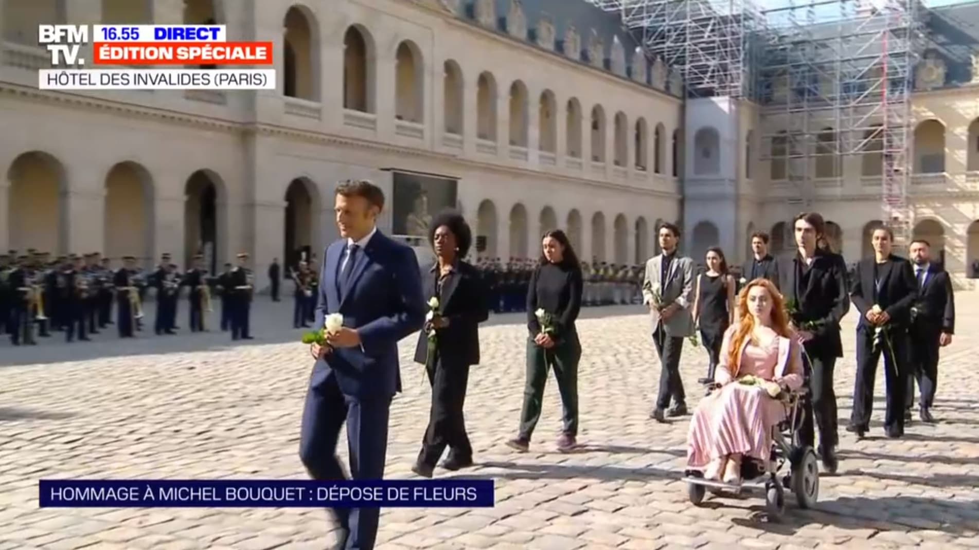 Emmanuel Macron dépose une rose blanche au pied du portrait de Michel Bouquet Emmanuel Macron dépose une rose blanche au pied du portrait de Michel Bouquet