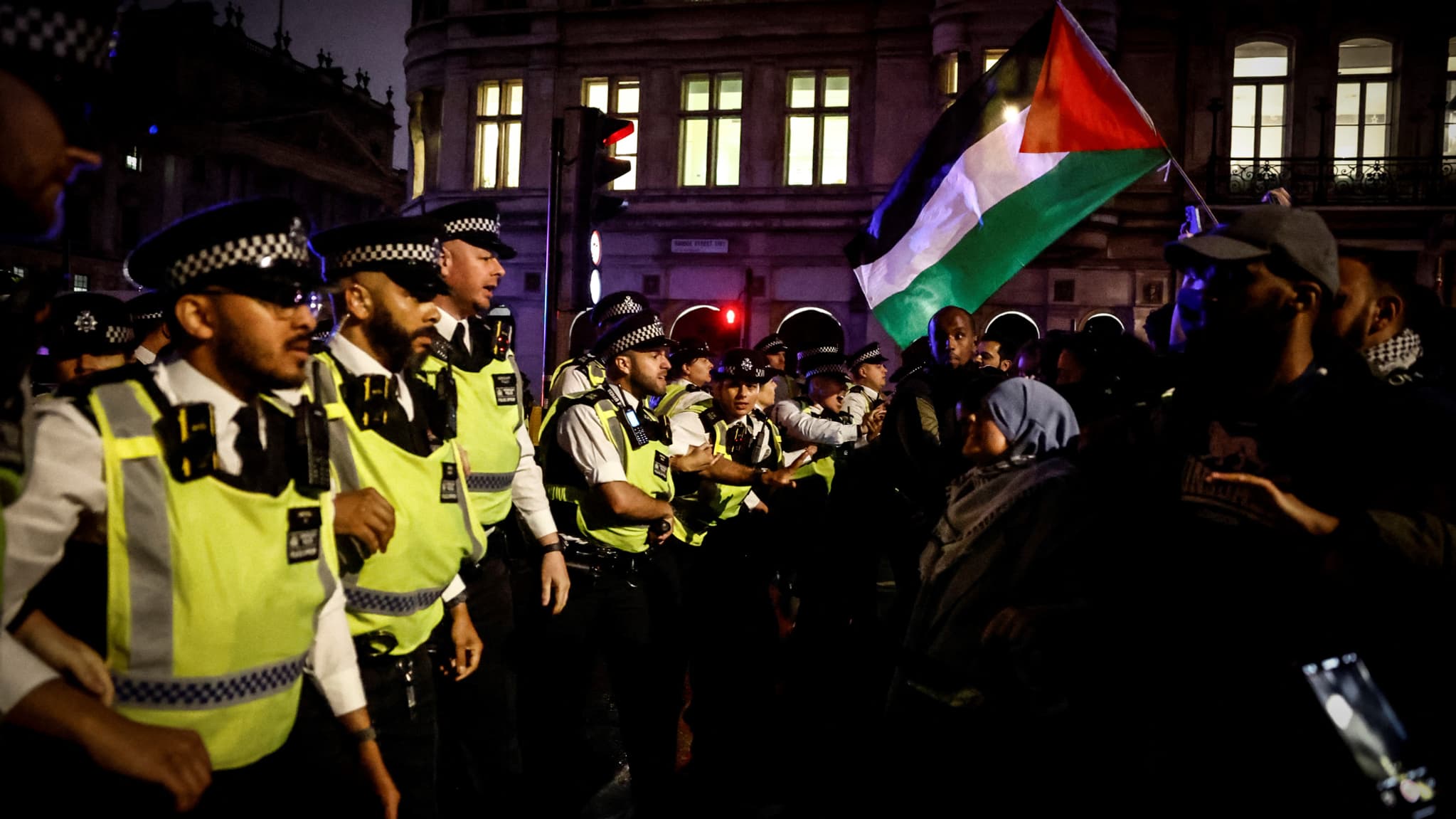 Des policiers font face à des manifestants propalestiniens, le mardi 28 mai 2024 à Londres