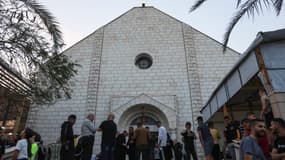 Des Palestiniens se tiennent devant l'église de la Sainte Famille à Gaza le 21 avril 2025.