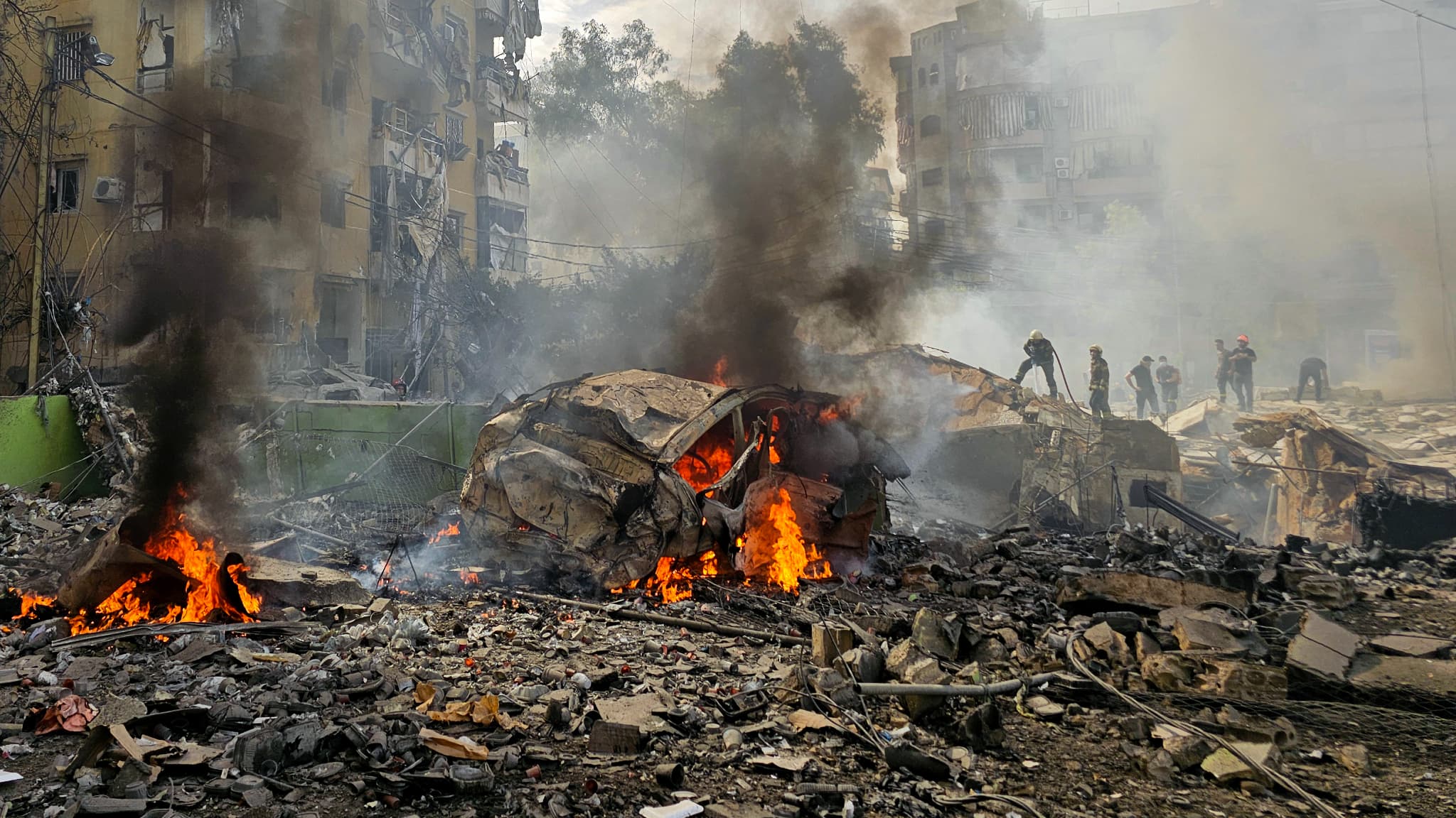 Des débris en flammes au sud de Beyrouth après une frappe de l'armée israélienne le 28 mars 2025