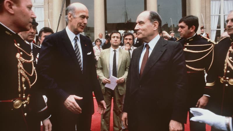 Valéry Giscard d'Estaing s'apprête à serrer la main du nouveau président François Mitterrand avant de quitter définitivement l'Elysée, le 21 mai 1981.
