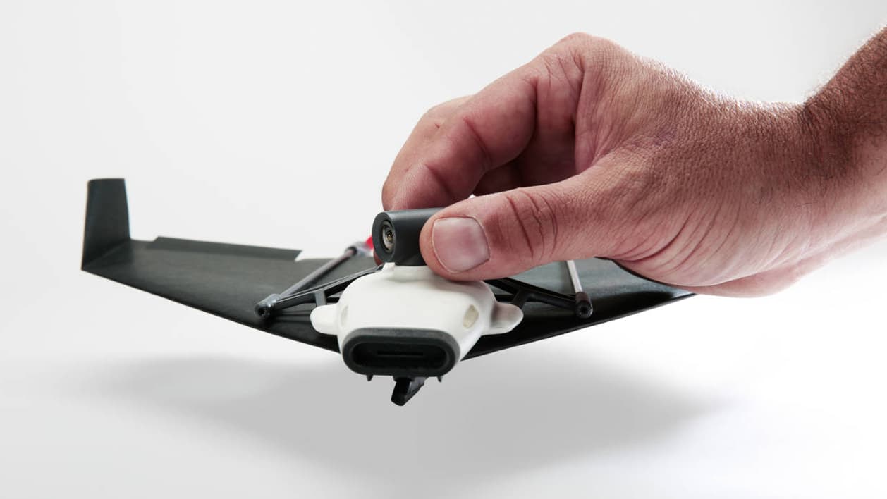 La petite caméra grand angle peut pivoter à 360° mais ne semble pas motorisée