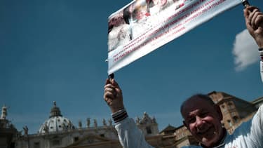 Un fidèle sur la place Saint-Pierre, au Vatican, le 25 avril 2014 à Rome.