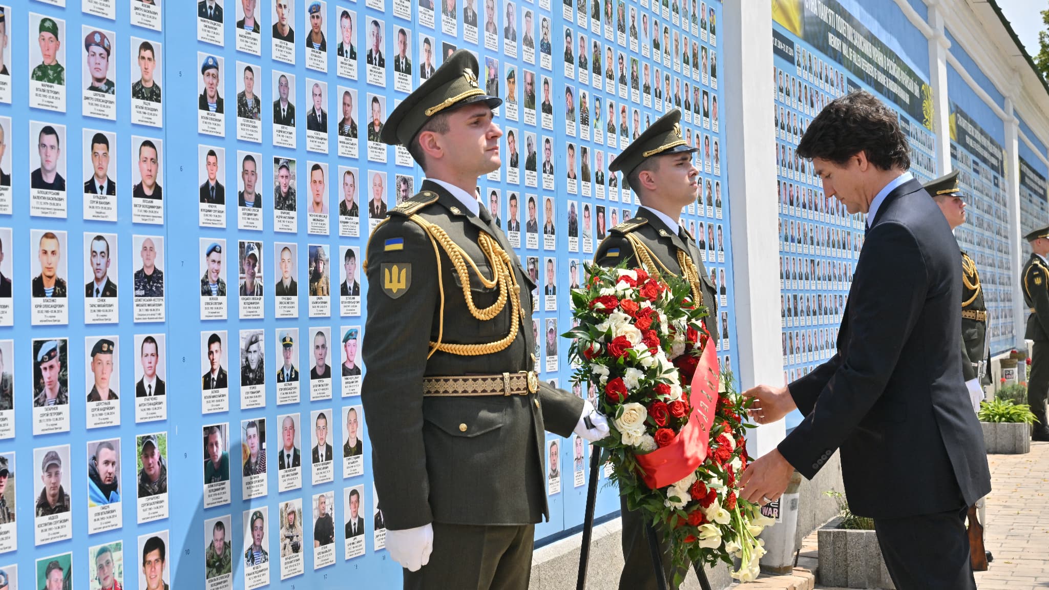 Justin Trudeau dépose une couronne de fleurs près du Mur du souvenir pour les soldats ukrainiens tombés au front, à Kiev, le 10 juin 2023 Justin Trudeau dépose une couronne de fleurs près du Mur du souvenir pour les soldats ukrainiens tombés au front, à Kiev, le 10 juin 2023
