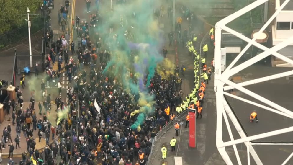 Les supporters de Manchester United se massent devant l'entrée d'Old Trafford