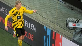 L'attaquant norvégien de Dortmund, Erling Haaland, fête un but lors du match de Bundesliga à Cologne, le 20 mars 2021