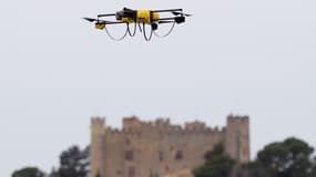Les polices tout comme les entreprises utilisent plus communément les drones pour surveiller des lieux. Ici, un drone de la SNCF.