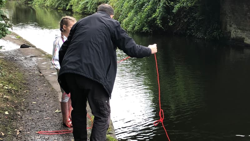 Un homme et une enfant pêchent à l'aimant dans une rivière. (PHOTO D'ILLUSTRATION)