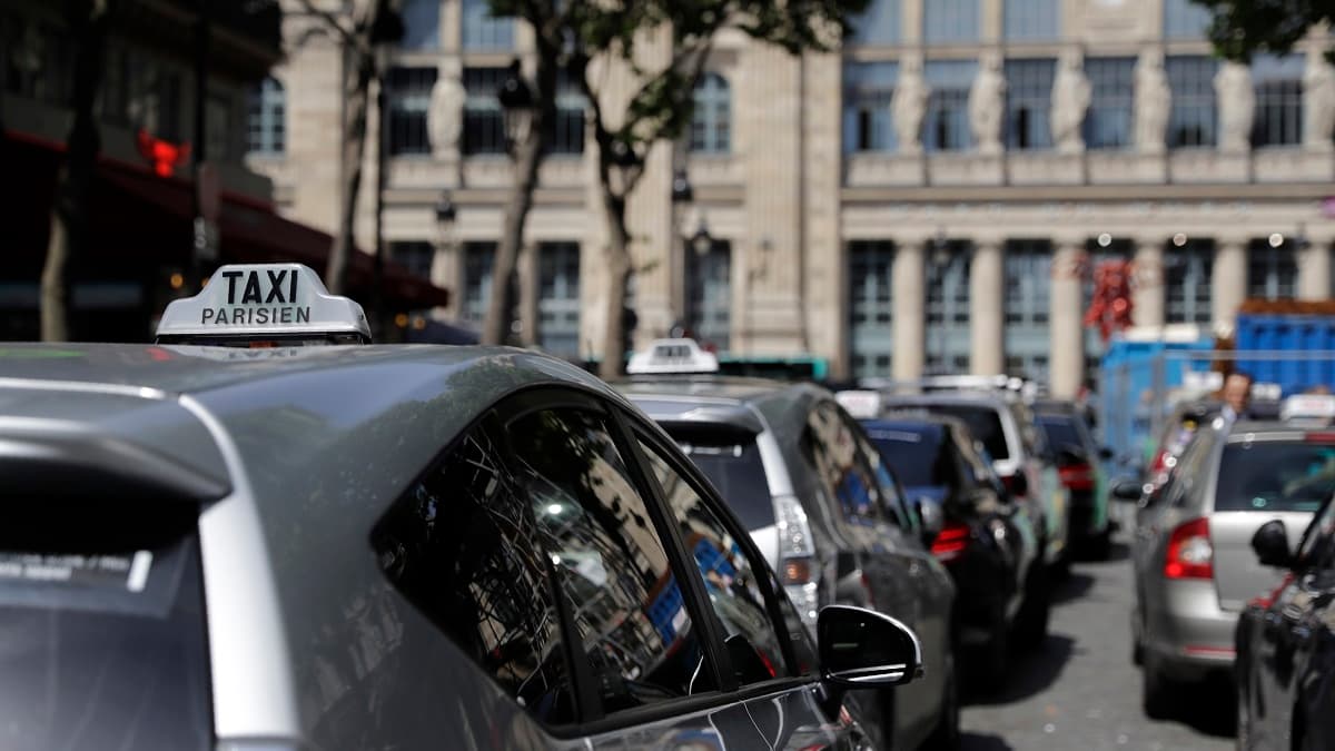 in Paris, fraudsters take taxis to bypass the curfew