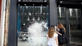 La vitrine brisée d'un magasin Mauboussin après des émeutes, le 30 juin 2023 à Paris