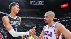 Victor Wembanyama et Nicolas Batum lors du match entre San Antonio et Philadelphie (133-126, a.p.), le 7 avril 2024