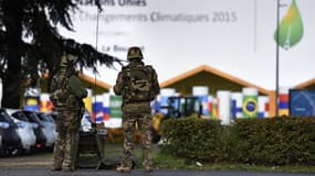 Des soldats devant l'entrée du parc des Expositions du Bourget, où se déroule la Cop21.