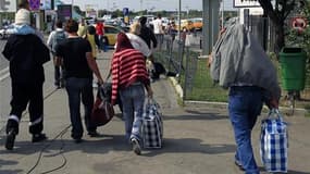 Arrivée à Bucarest d'une famille de Roms reconduite en Roumanie depuis la France cet été. Le Parlement européen a demandé à Strasbourg aux Etats européens, dont la France, seul pays à être cité, de "suspendre immédiatement toutes les expulsions de Roms".