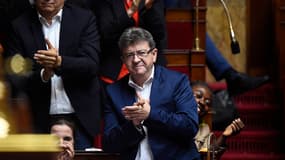 Jean-Luc Mélenchon a dénoncé "des applaudissements à l'idée que les syndicats sont inutiles" ou de "grosses machines" alors que "CGT, FO ou Sud se sont construites dans les luttes". 