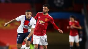 Kylian Mbappé face à Bruno Fernandes lors de Manchester United-PSG