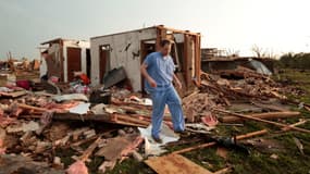 Un habitant dans l'Oklahoma City, le 20 mai dernier, après le passage dévastateur d'une tornade.