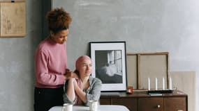 Photo d'illustration d'une femme tenant la main à une autre femme atteinte d'un cancer prise le 17 avril 2021.  