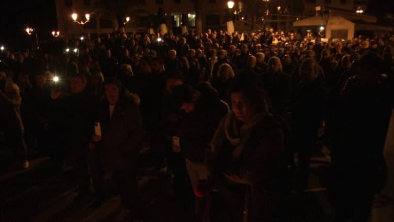 Près de 300 Corses rendent hommage à Yvan Colonna devant la cathédrale d'Ajaccio