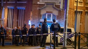 La police belge se tient sur les lieux d'une fusillade sur l'avenue Ieperlaan - Boulevard d'Ypres, à Bruxelles, le 16 octobre 2023. Deux personnes ont été tuées lors d'une fusillade à Bruxelles le soir du 16 octobre 2023 et le suspect était en fuite , a indiqué le parquet de la capitale belge.