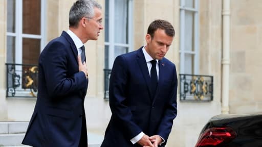 Le président Emmanuel Macron et le secrétaire général de l'Otan Jens Stoltenberg (G) à l'Elysée, le 15 mai 2018