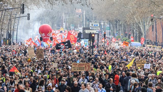 Des manifestants à Toulouse le 23 mars 2023.