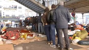 Un campement de migrants s'est installé sous le métro Stalingrad.