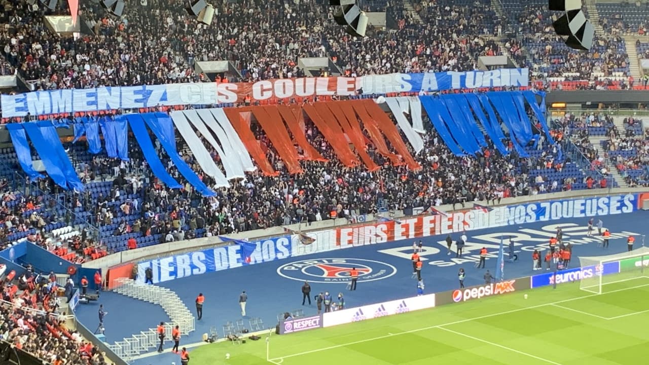 La banderole des Parisiens pour encourager les féminines, le 30 avril 2022