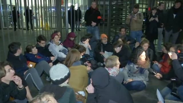 Plusieurs dizaines de personnes se sont rassemblées vendredi matin devant le siège français d'Amazon à Clichy (Hauts-de-Seine), en banlieue de Paris.