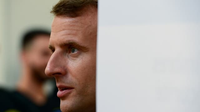 Emmanuel Macron en visite dans une imprimerie de La Poste le 19 mai