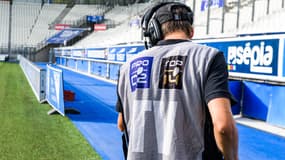 Une caméra de télévision aux couleurs du Top 14 et de la Pro D2