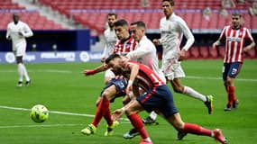 Luis Suarez au duel avec Lucas Vazquez lors d'Atlético-Real