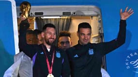 Lionel Messi aux côtés de son sélectionneur Lionel Scaloni à la sortie de l'avion, le 20 décembre 2022.