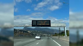 Un message d'hommage à Tony, le patrouilleur mortellement percuté sur l'A8 le 3 mars, affiché le 14 mars 2024 pour ses obsèques.