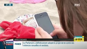 Téléphone à la plage. Photo d'illustration