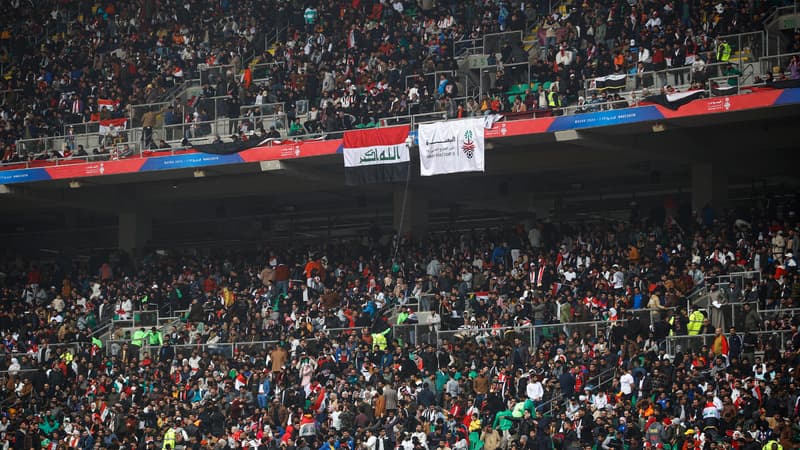 Des supporters dans le stade de Bassora lors de la demi-finale de la Coupe du Golfe, 16 janvier 2022