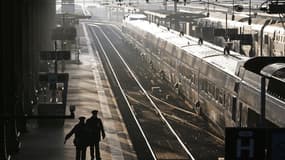 Jean-Marc Ayrault a lancé vendredi le projet du Nouveau Grand Paris des transports, qui verra l'Etat investir d'ici 2017 deux milliards d'euros pour étendre et rénover le réseau ferroviaire et de bus de l'Ile-de-France. /Photo d'archives/REUTERS/Charles P