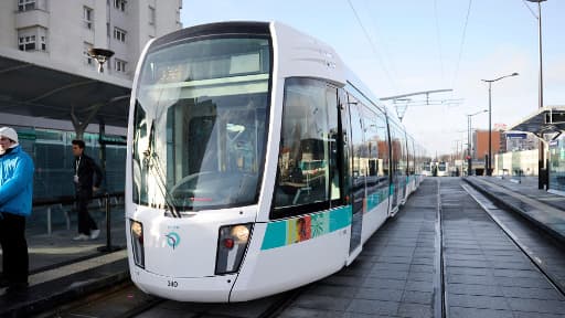 Le tramway T3 à Paris, le 15 décembre 2012.