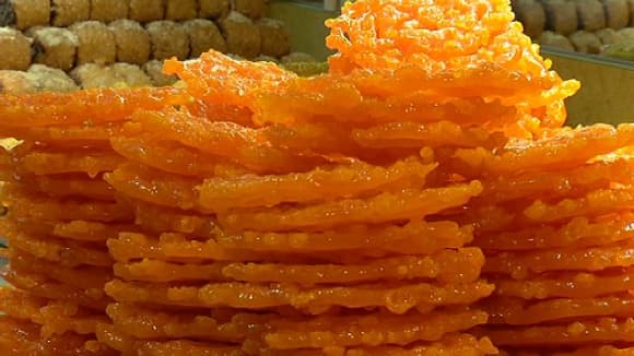 Une pile de zlabias dans une pâtisserie.