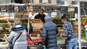 Un étal de fruits et légumes au marché d'Aligre, à Paris, le 22 mars 2022.