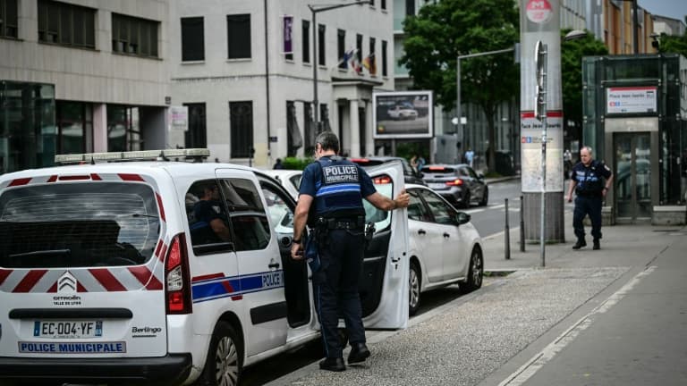 Un équipage de la police municipale  sur les lieux de l'attaque au couteau qui a fait quatre blessés le 26 mai 2024 à Lyon 