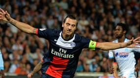 L'attaquant parisien Zlatan Ibrahimovic fête son but marqué par penalty contre l'OM à Marseille le 6 octobre 2013.