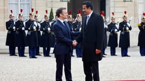 Le président Emmanuel Macron accueille l'émir du Qatar Tamim ben Hamad Al-Thani, le 27 février 2024 à l'Elysée.