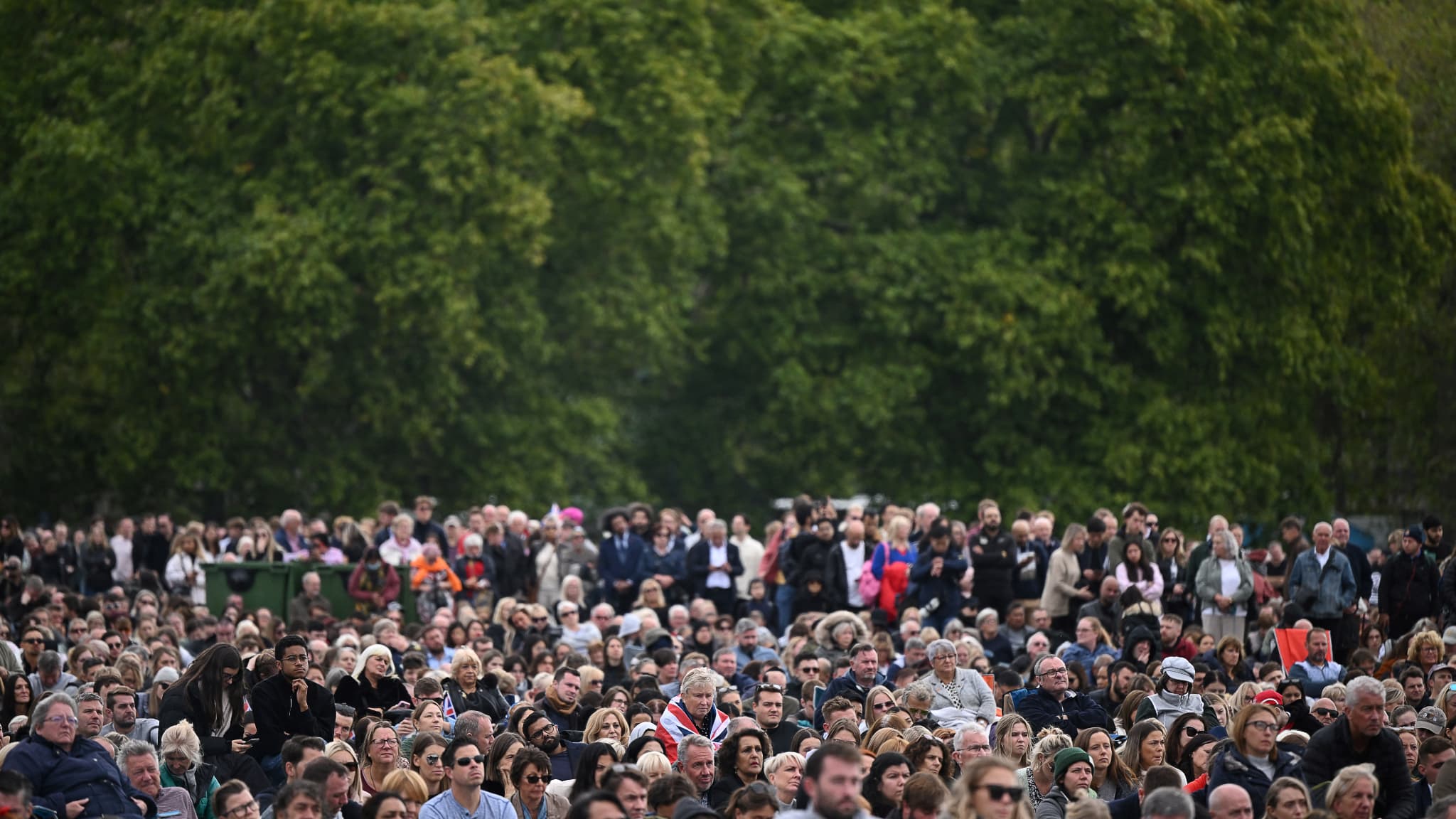La foule regardant la retransmission du service funéraire de la reine Elizabeth II sur grand écran à Hyde Park