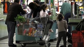 Les prix à la consommation en France ont été quasiment stables en avril, avec une hausse limitée à 0,1%, selon l'Insee, qui fait état d'une inflation de 2,1% sur un an. /Photo d'archives/REUTERS/Charles Platiau