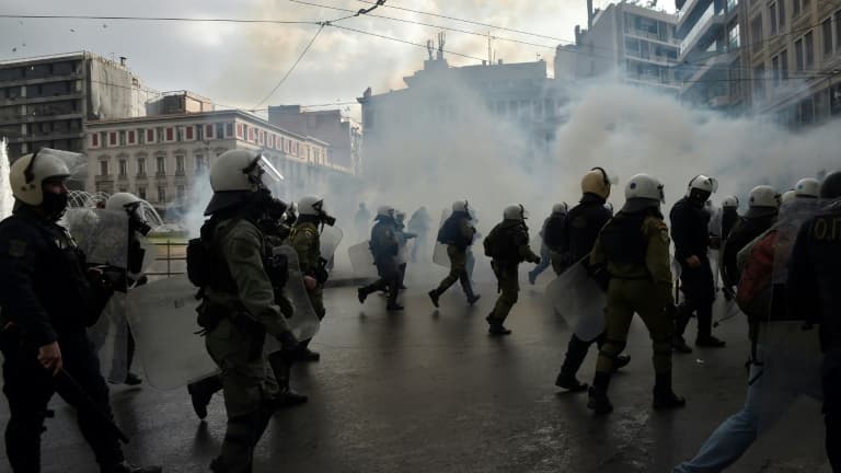 La police grecque intervient avec des gaz lacrymogène le 17 novembre 2020 à Athènes pour disperser la commémoration du soulèvement étudiant de 1973
