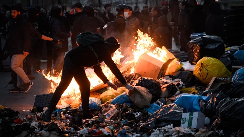 Un incendie lors d'une manifestation organisée à Nantes, le 16 mars 2023 