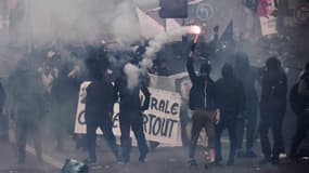Des blacks bloc lors de la manifestation du 1er mai 2018 à Paris.
