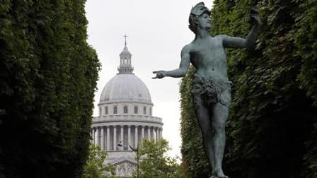 Vue du Panthéon depuis le jardin du Luxembourg. Après la crise financière internationale en 2009, le tourisme parisien est reparti à la hausse au premier semestre 2010. /Photo d'archives/REUTERS/Jacky Naegelen